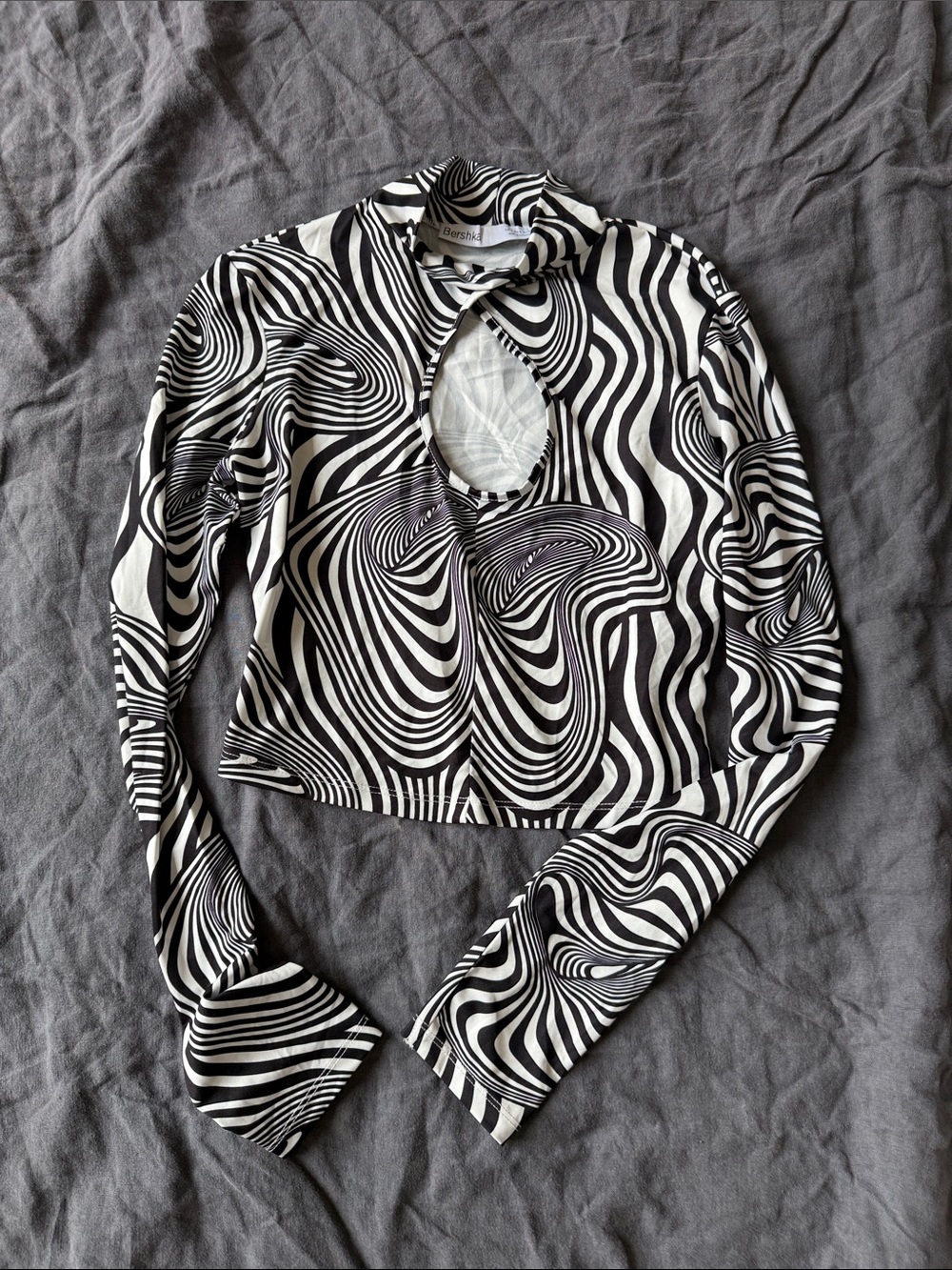 Bershka Black & White Swirl Keyhole Long-Sleeve Crop Top